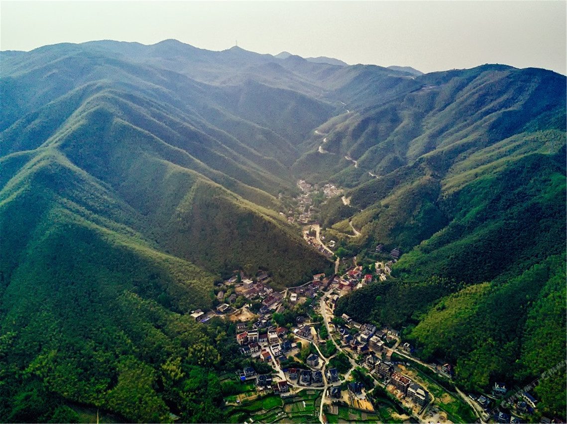 夜景，庭院暖灯与山影